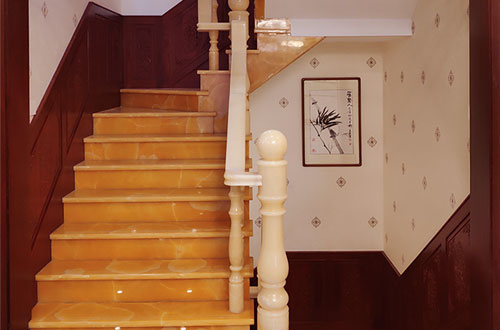 满洲里中式别墅室内汉白玉石楼梯的定制安装装饰效果
