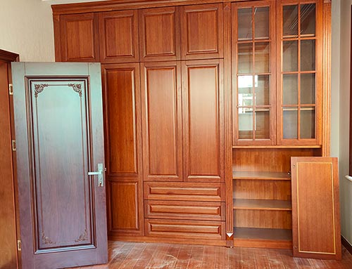 满洲里中式家庭装修里定制的实木衣柜效果图